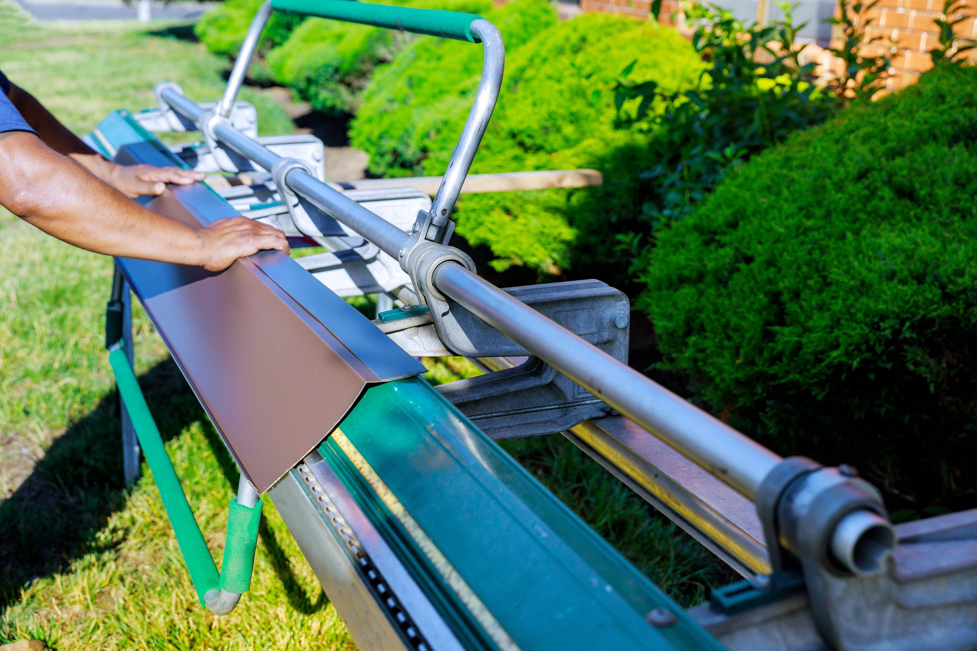 Blechbearbeitungsmaschine zur Herstellung passgenauer Metallprofile für Dacharbeiten.