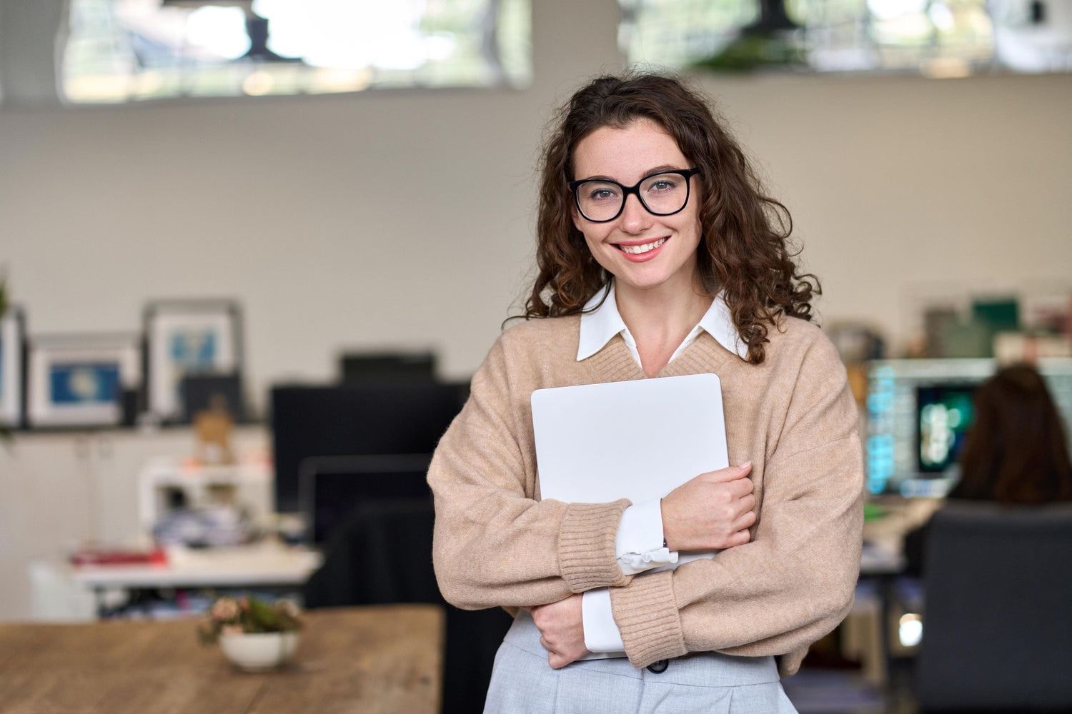 Auszubildende als Kauffrau für Büromanagement bei der Büroarbeit