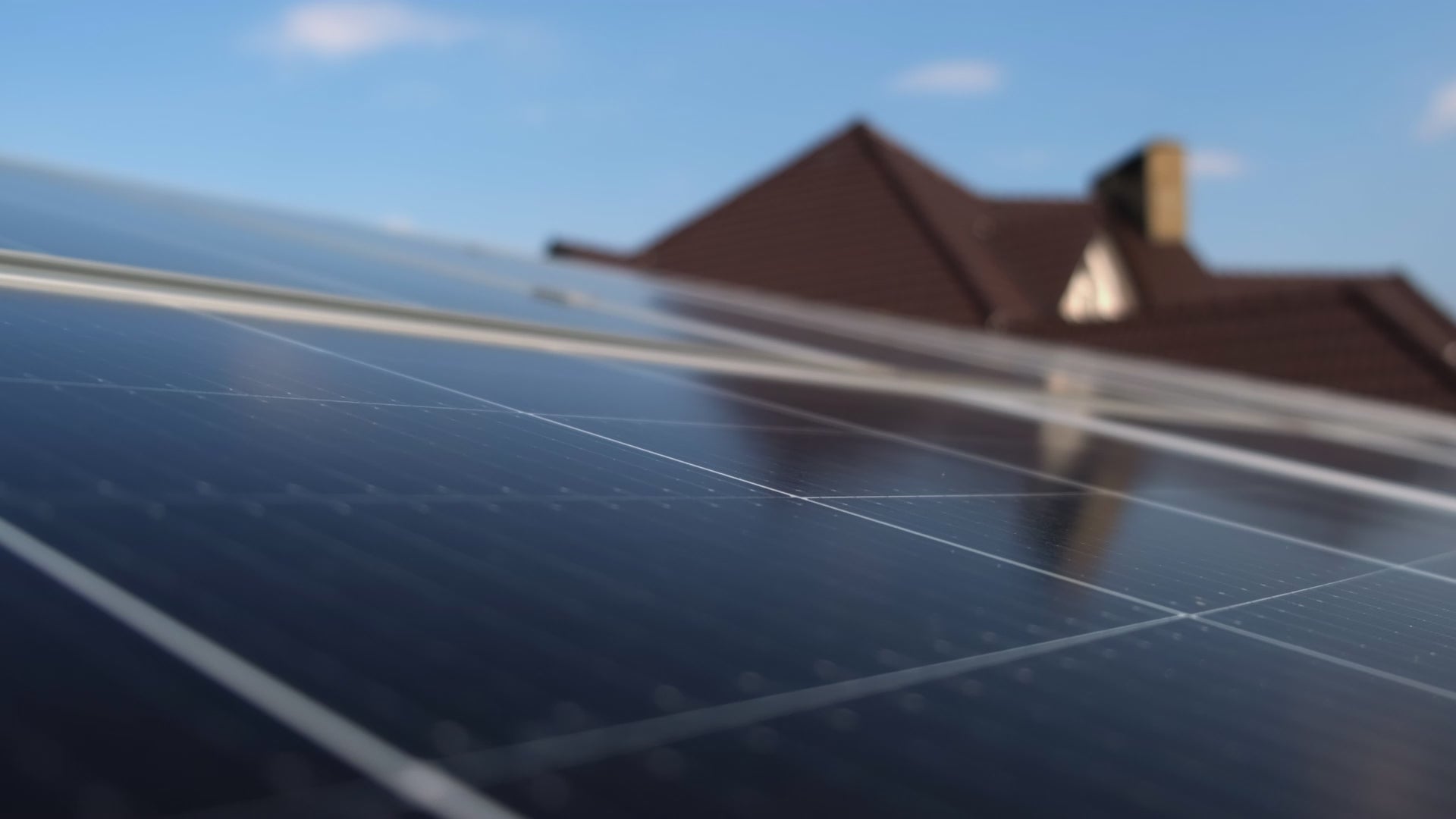 Video laden: Dach mit Solarmodulen als Beispiel für PV-Systeme und Einzelkomponente der DE Süd
