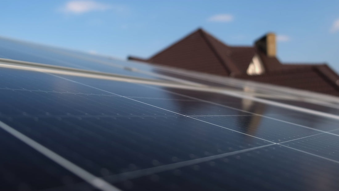 Video laden: Dach mit Solarmodulen als Beispiel für PV-Systeme und Einzelkomponente der DE Süd